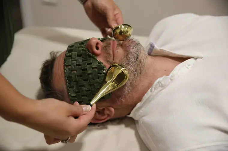 Studio HeadSpa Martina tretmanski detalj sa zlatnim alatima