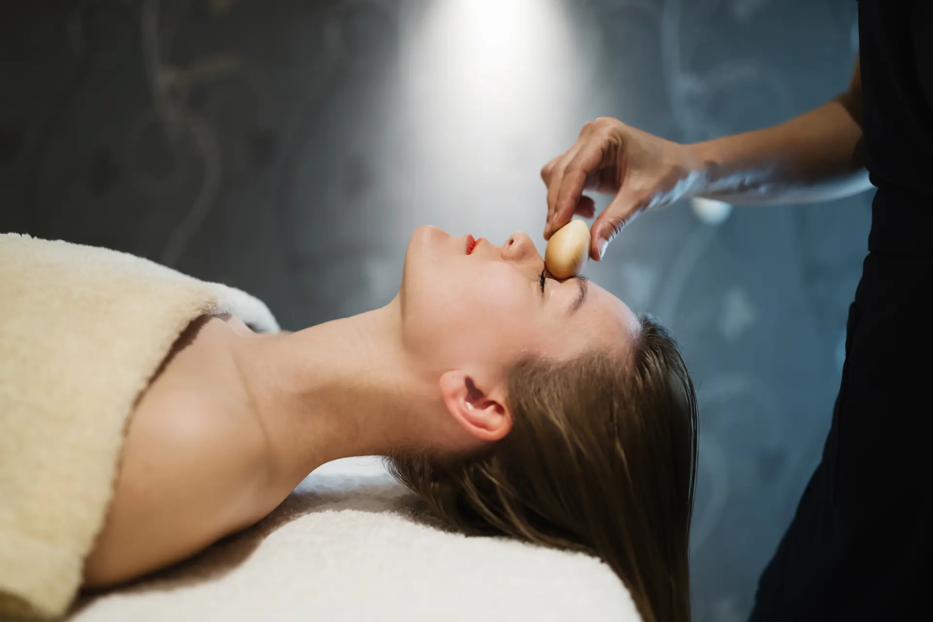 Opuštajući head spa ritual s mirnim svjetlom i masažom vlasišta